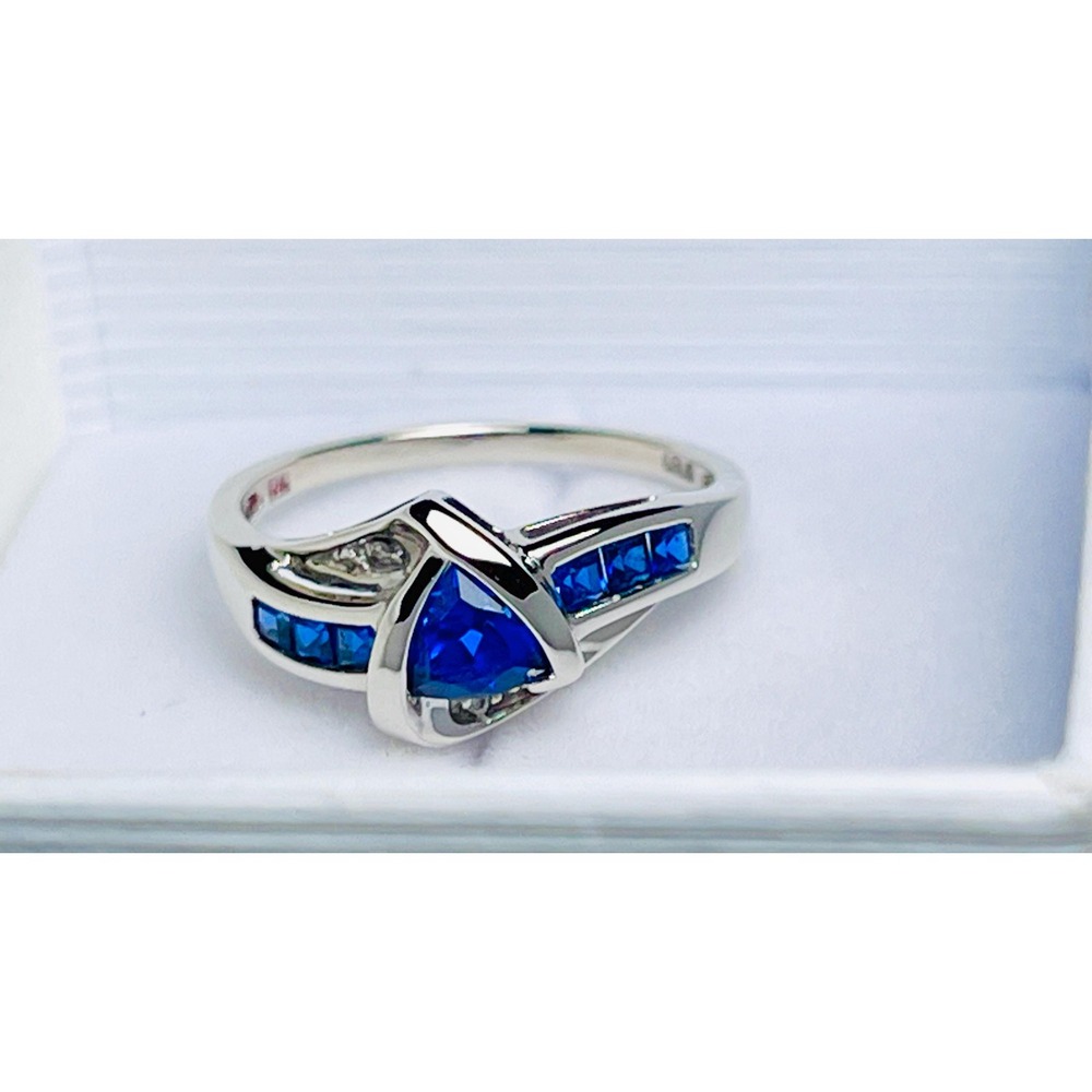 Vintage size 7 10K White Gold Lab Created Blue Sapphire Ring